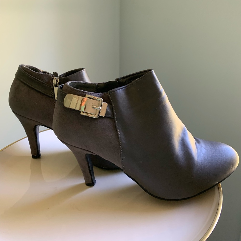 Cato comfy ankle boots. Gray suede/gray faux leather. Silver buckle and sipper.